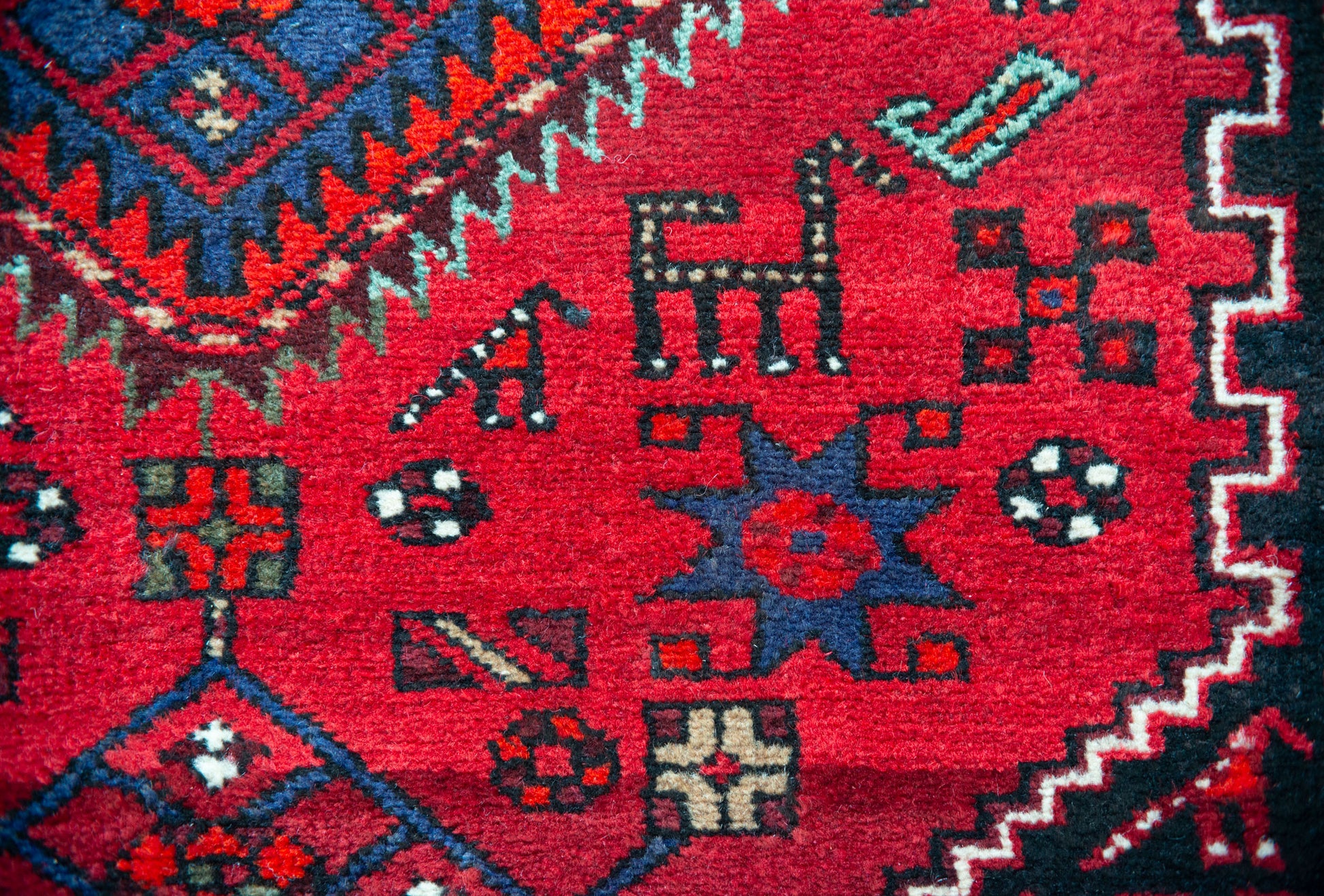 Zanjan Vintage Rug- Geometric Design - Animal motifs - Modern Decorative