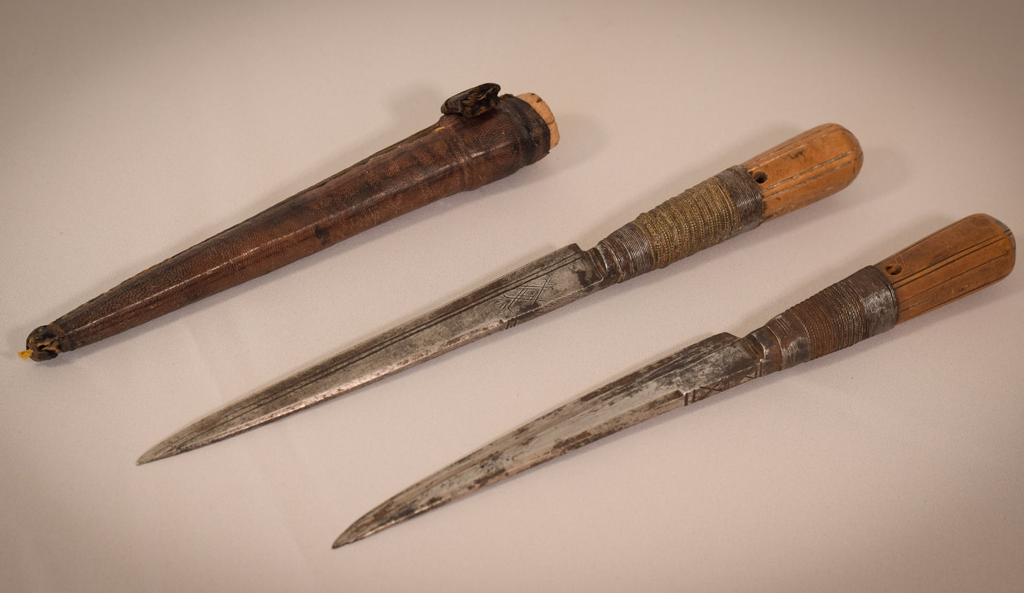 Early 17th or 18th century - Two hunting knifes or daggers one with leather sheaf