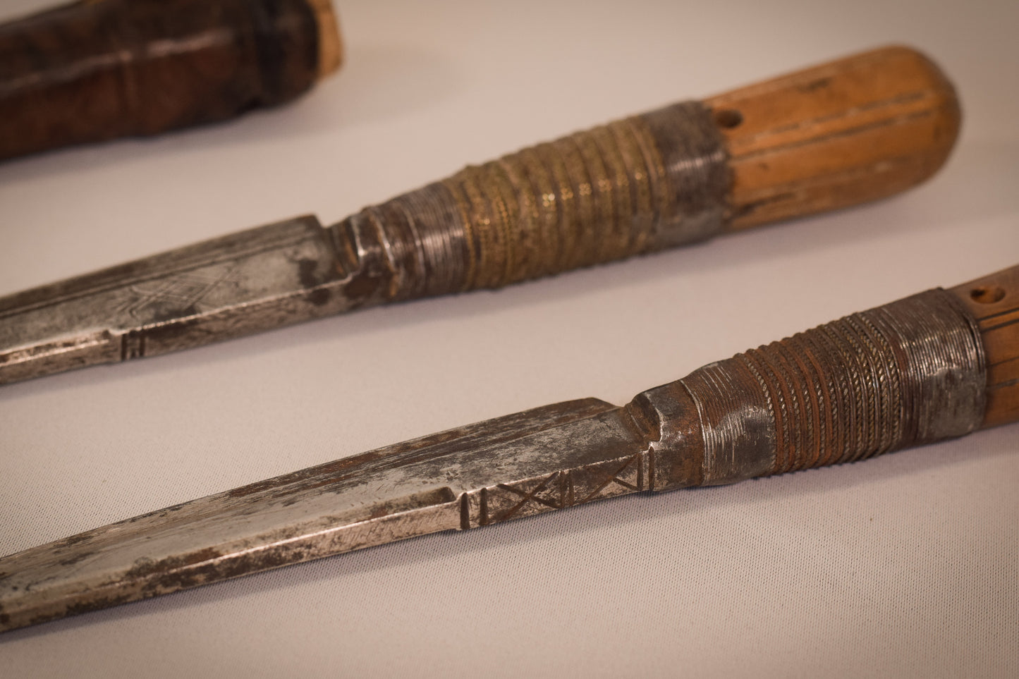 Early 17th or 18th century - Two hunting knifes or daggers one with leather sheaf