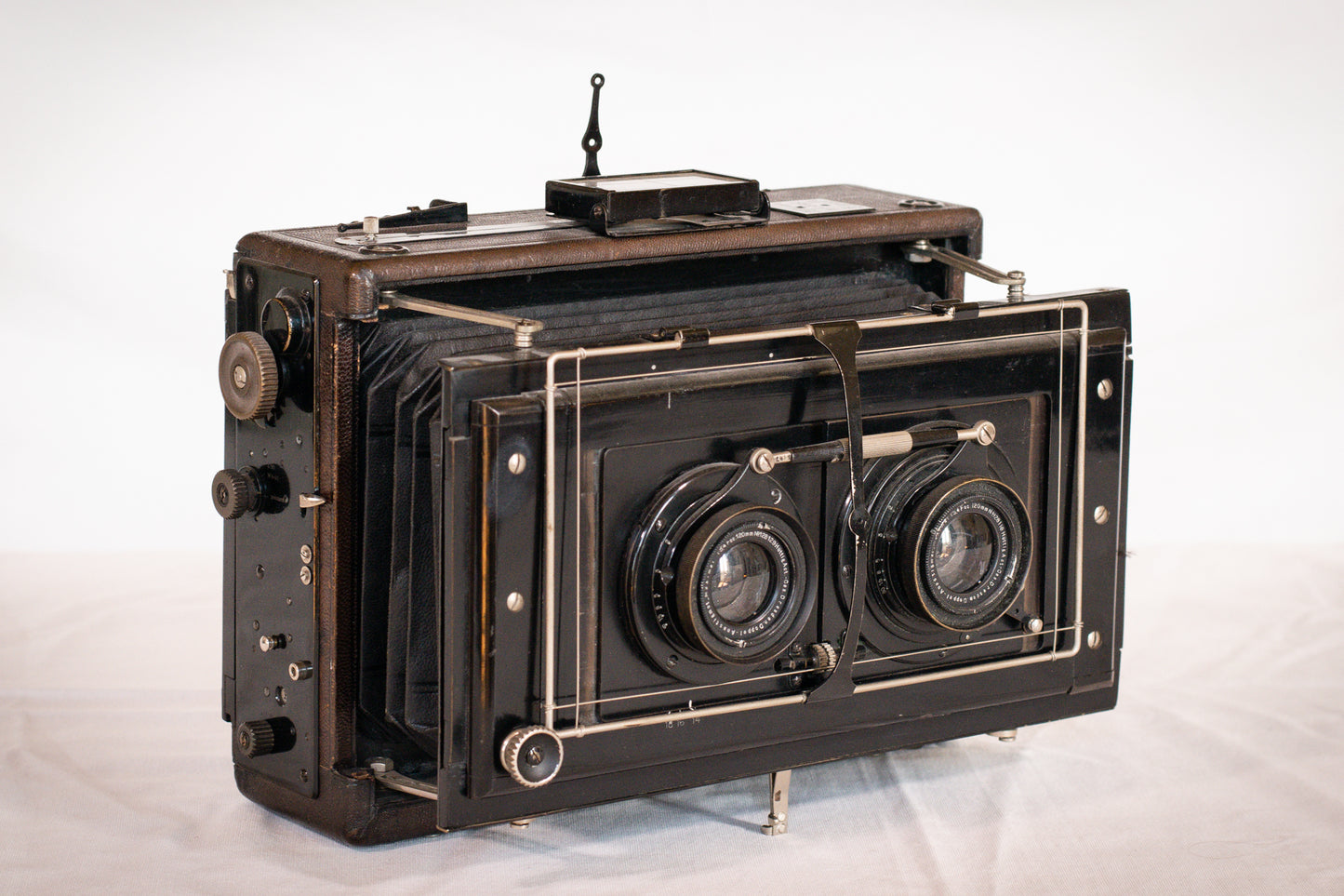 Exceptionally Rare Private Collection - 405 Vintage Cameras