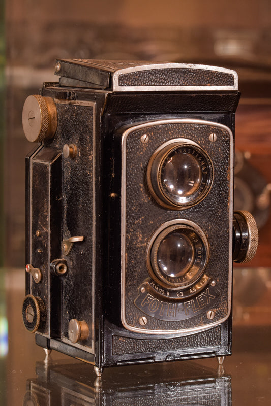 Exceptionally Rare Private Collection - 405 Vintage Cameras