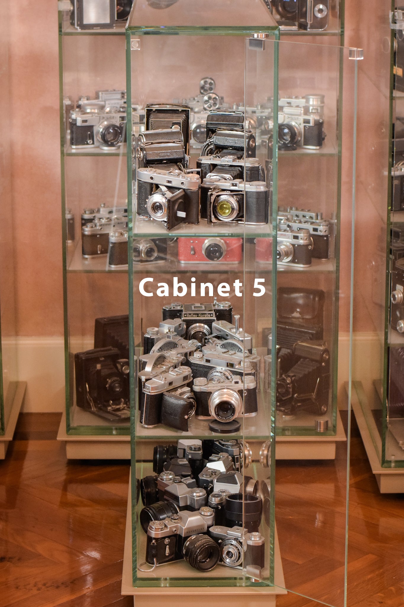 Exceptionally Rare Private Collection - 405 Vintage Cameras