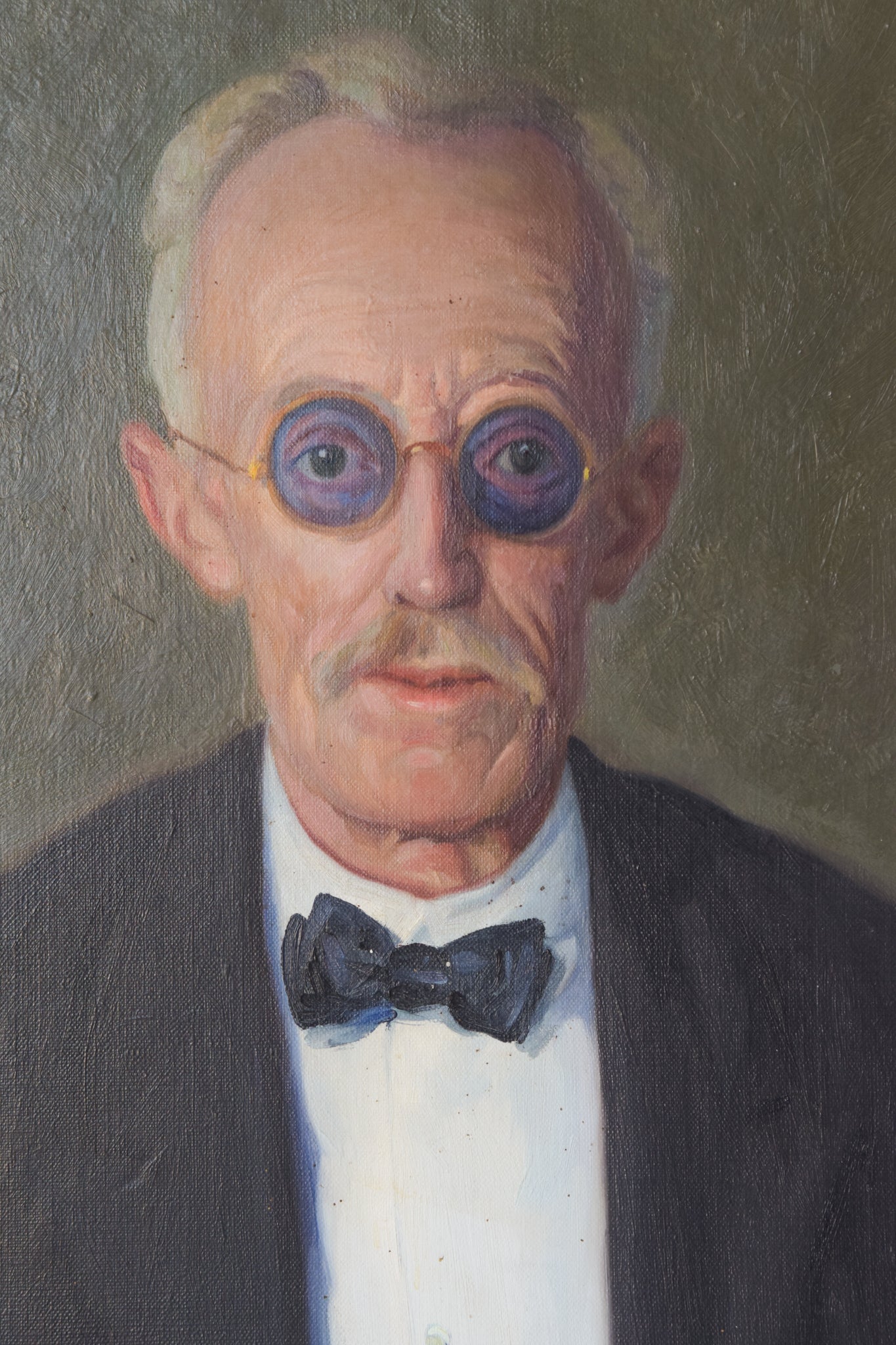 Large Portrait in Oil of 'A Man with Tinted Glasses' - Modern Decorative