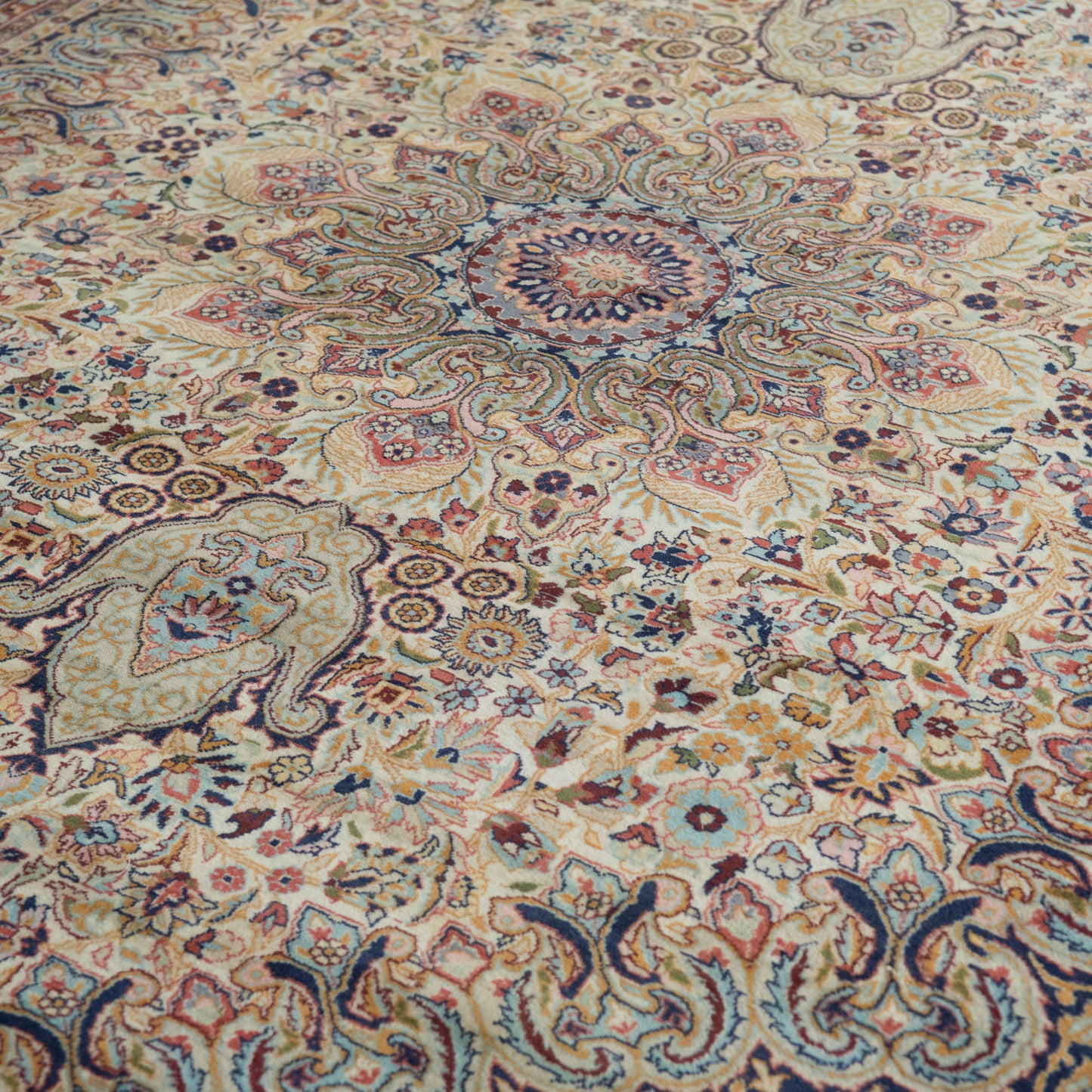 Large Vintage Persian Floral Area Rug – Ivory & Navy – 312 × 217 cm