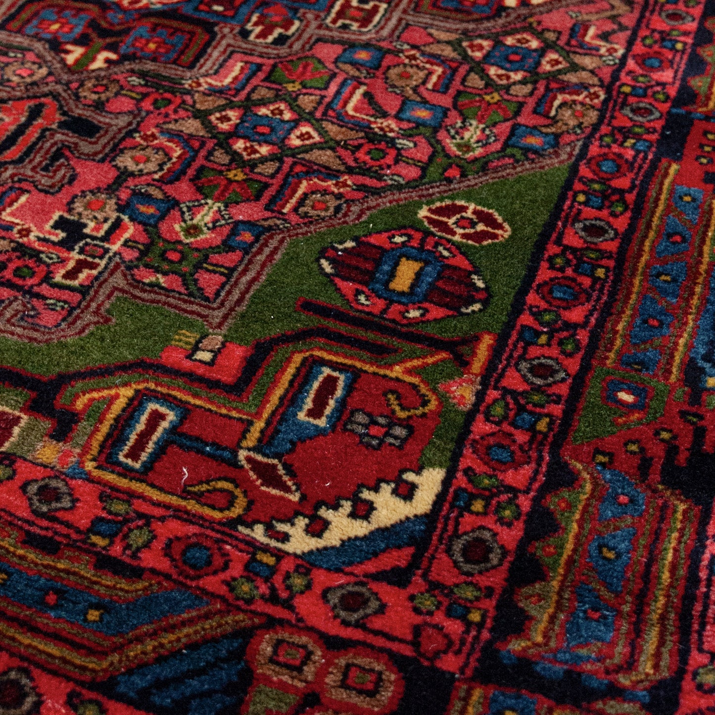 Vintage Persian Heriz Rug – Hand-Knotted Wool