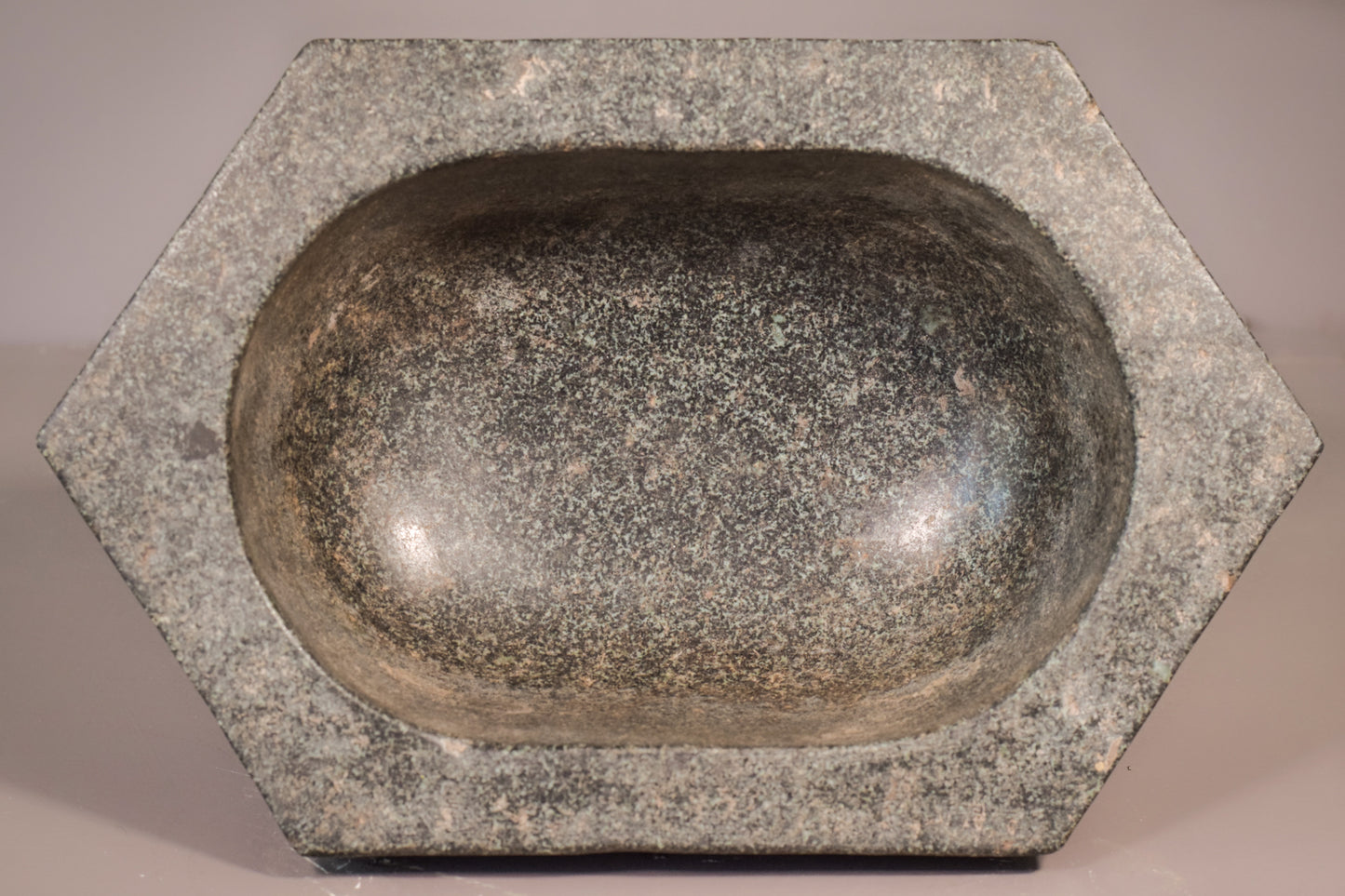 Cuenco oriental antiguo de piedra tallada