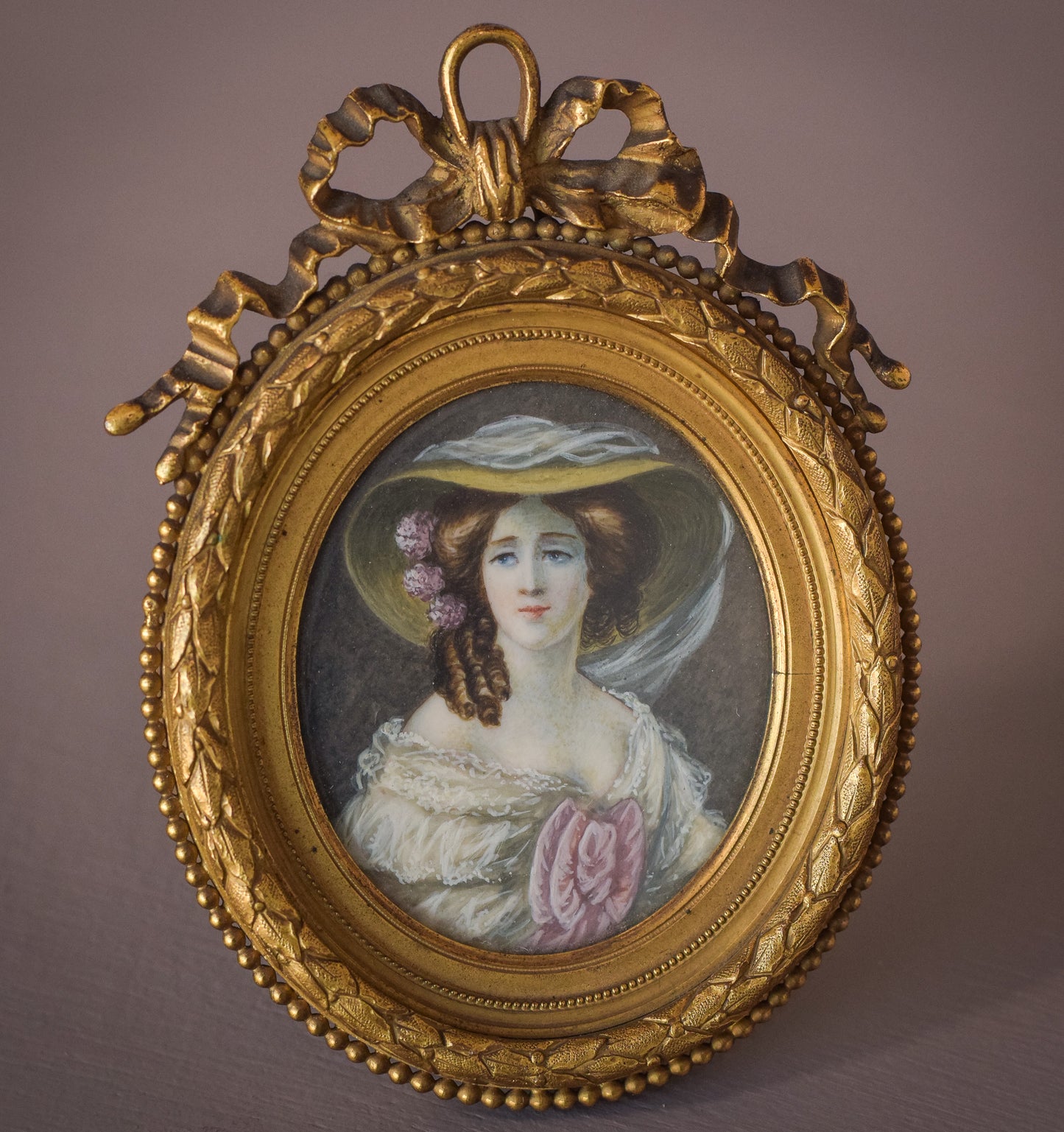Retrato en miniatura antiguo original de una dama en un marco de bronce