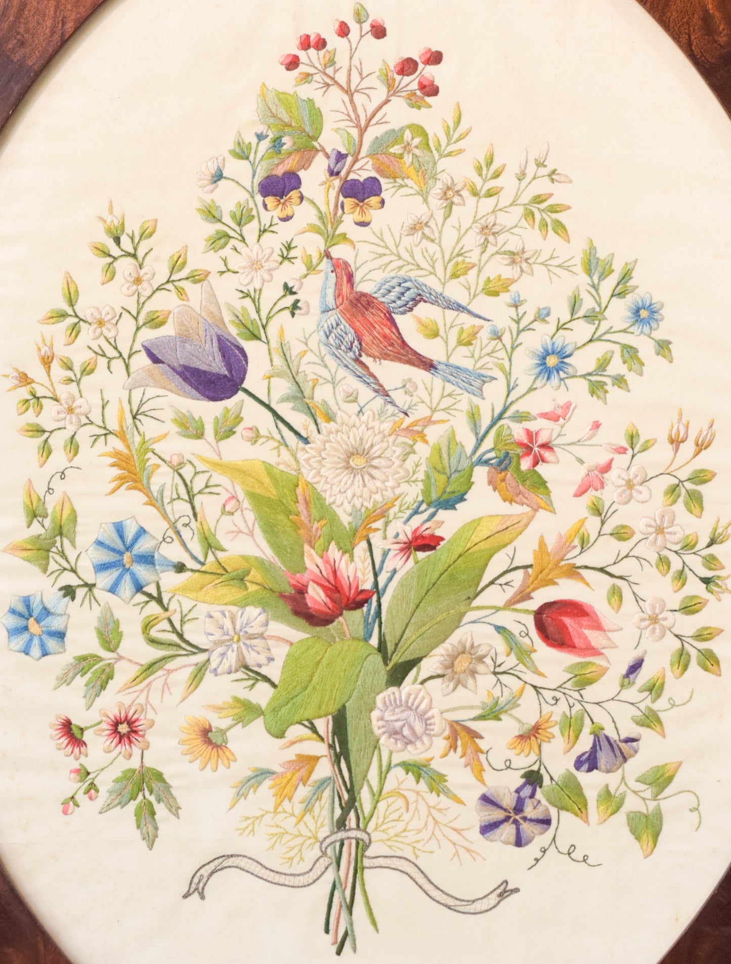 Bordado enmarcado con flores y pájaros