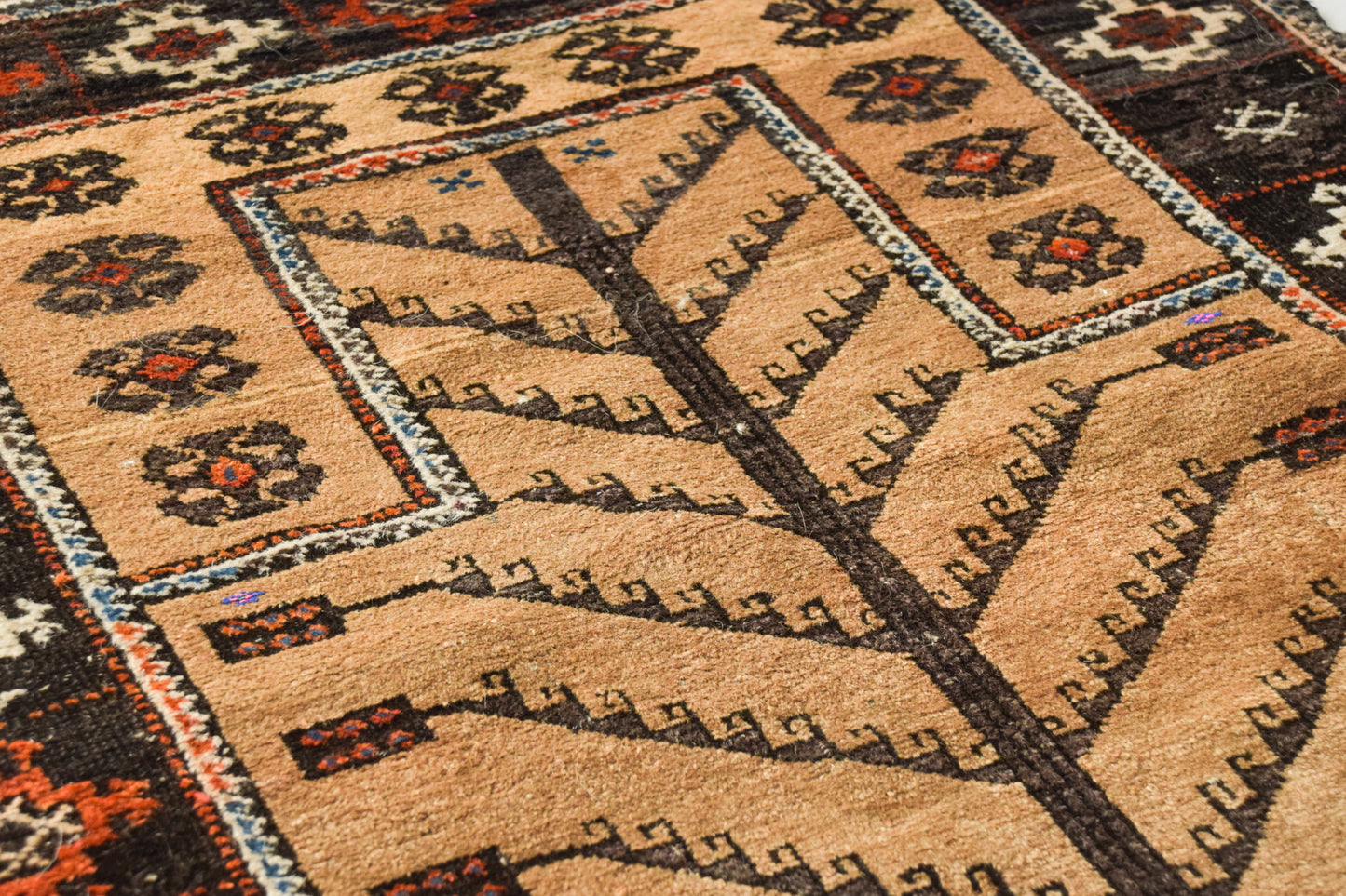 Interesante alfombra afgana tejida a mano