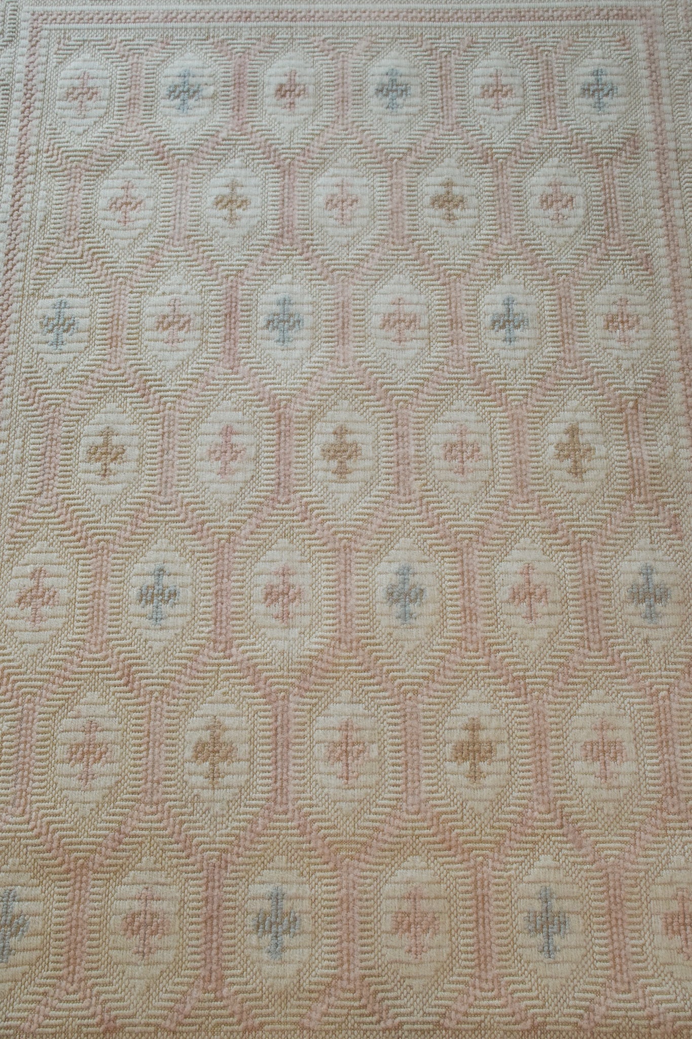 Interesting White Patterned Rug