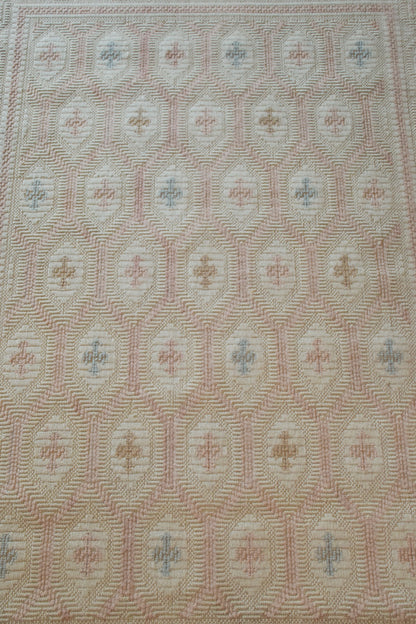 Interesante alfombra blanca estampada
