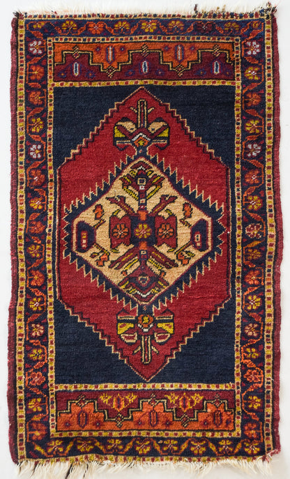 Interesante alfombra tribal oriental tejida a mano