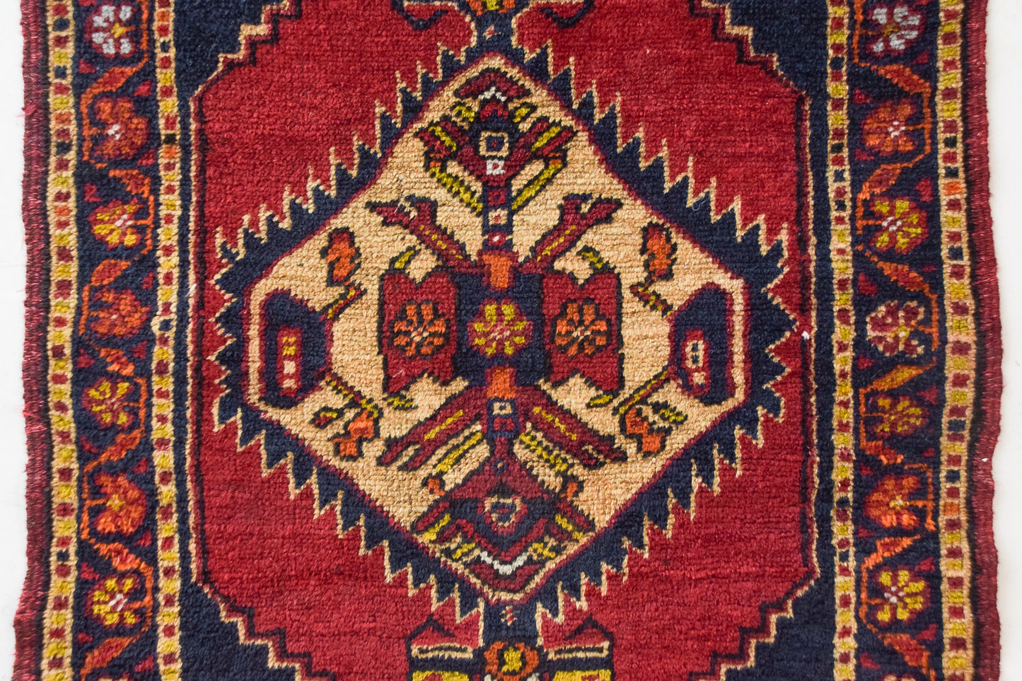 Interesante alfombra tribal oriental tejida a mano