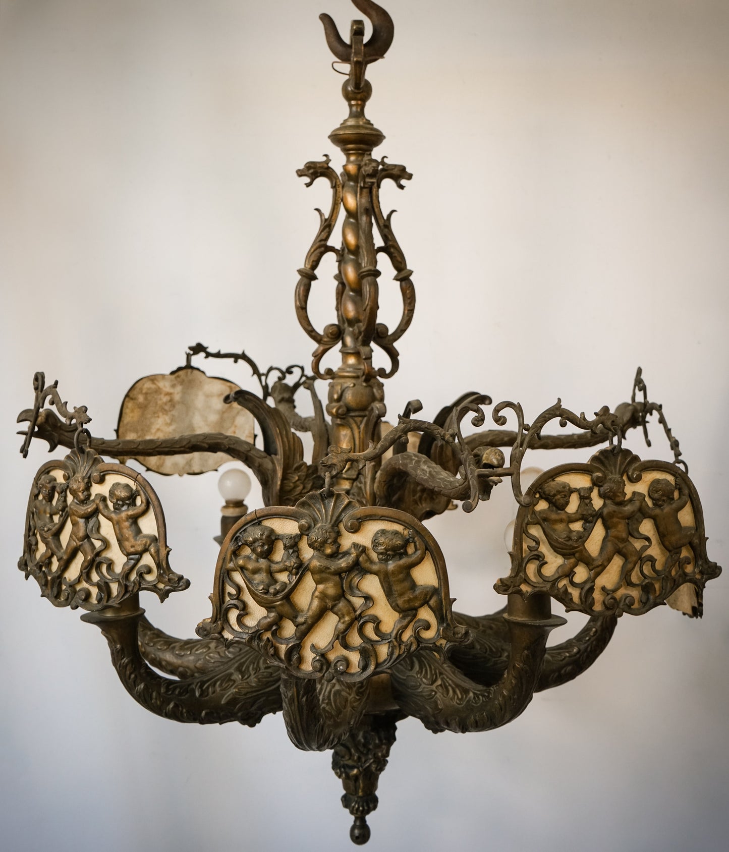 Magníficos candelabros de bronce o latón con influencia de Guada