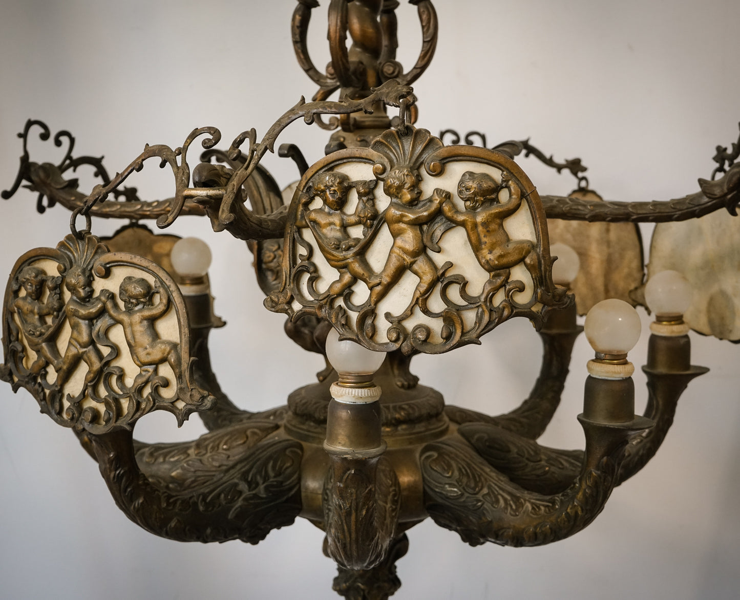 Magníficos candelabros de bronce o latón con influencia de Guada