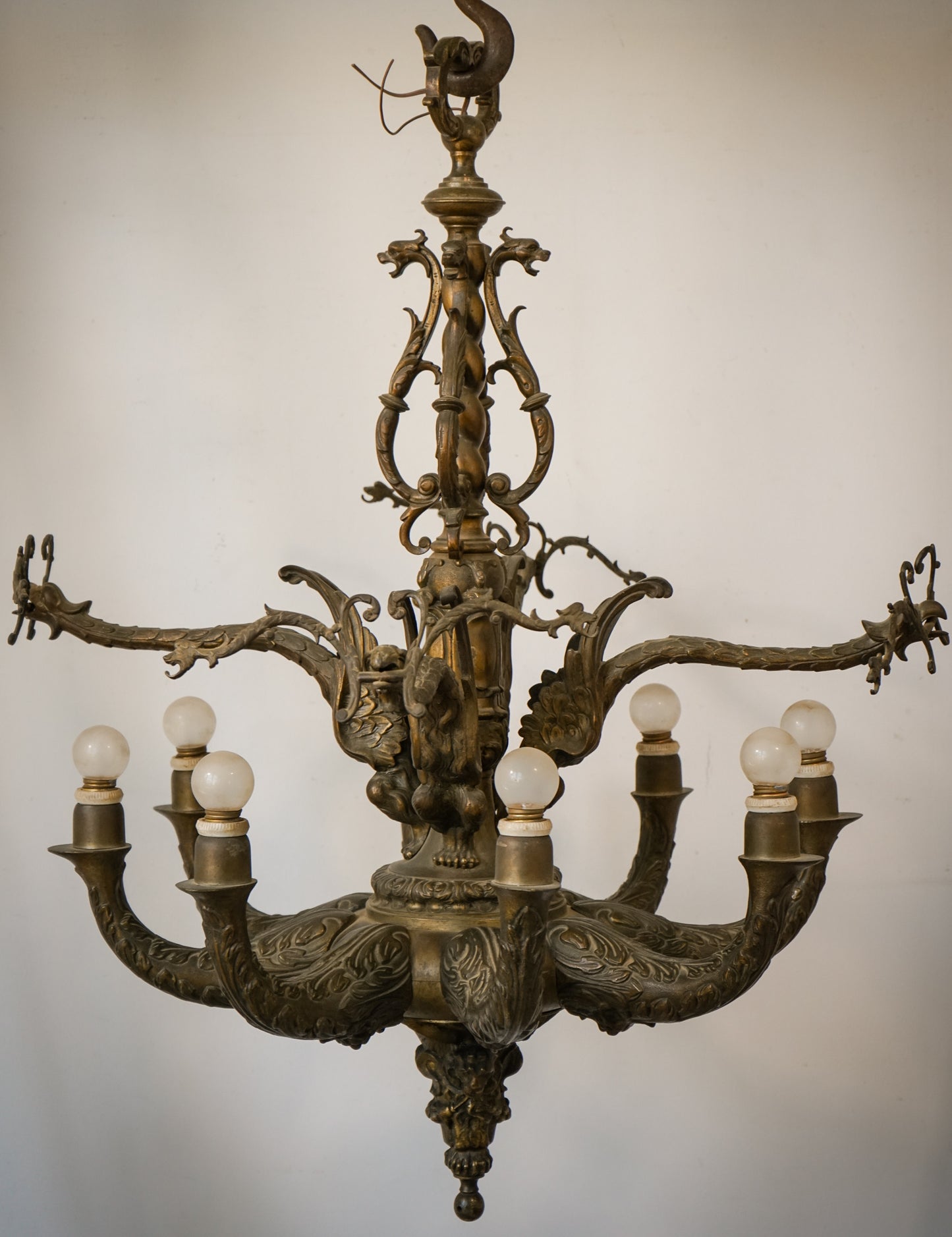 Magníficos candelabros de bronce o latón con influencia de Guada