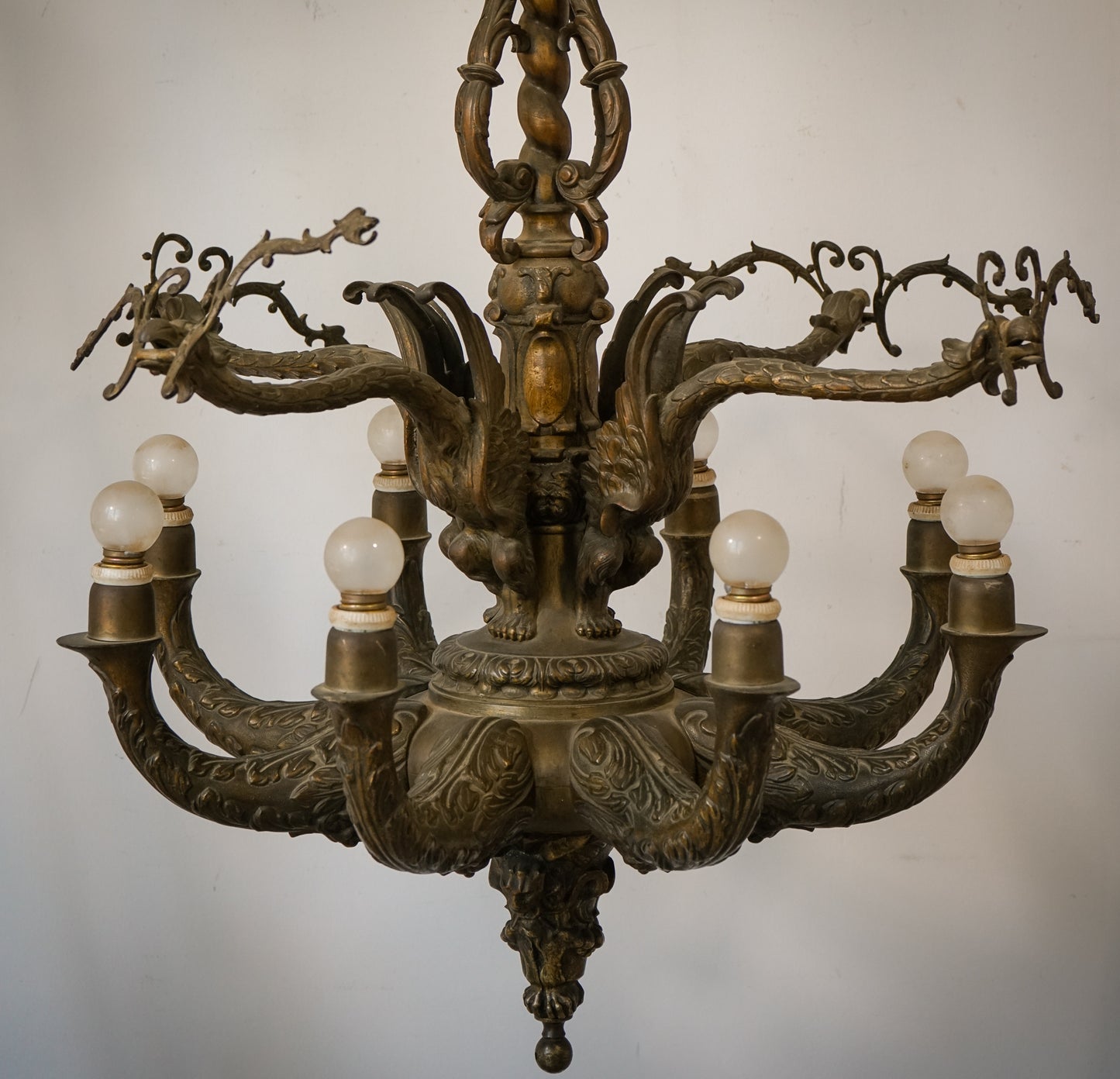 Magníficos candelabros de bronce o latón con influencia de Guada