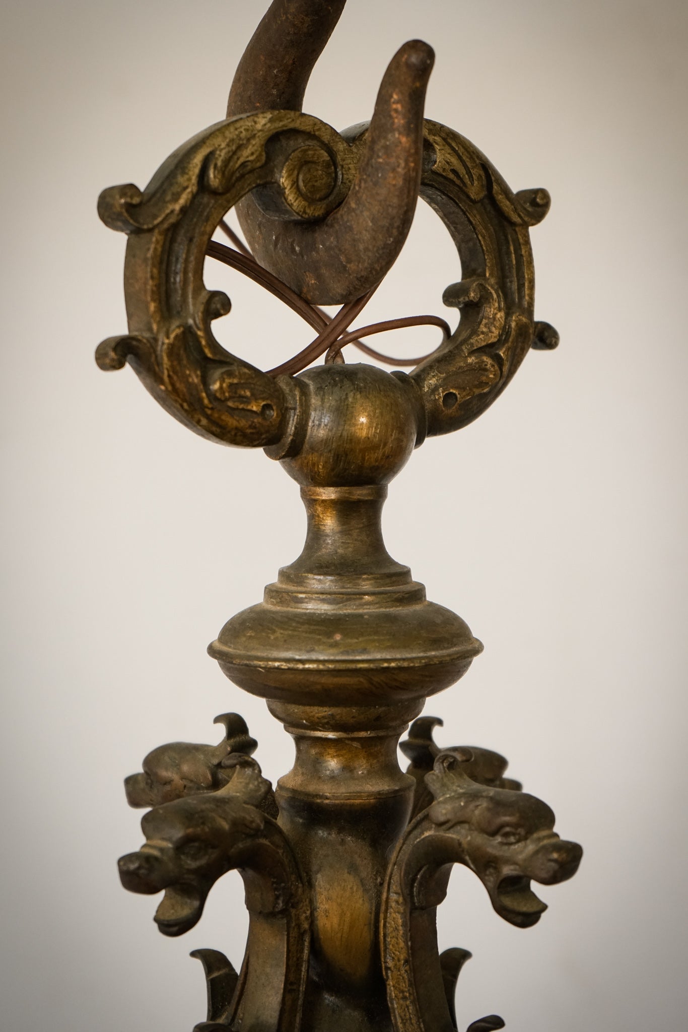 Magníficos candelabros de bronce o latón con influencia de Guada