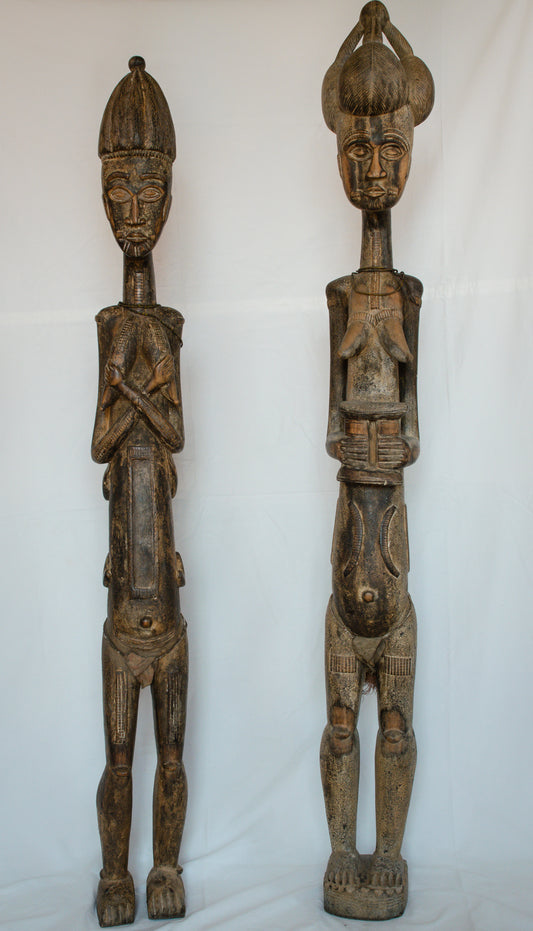 Dos esculturas de mujer