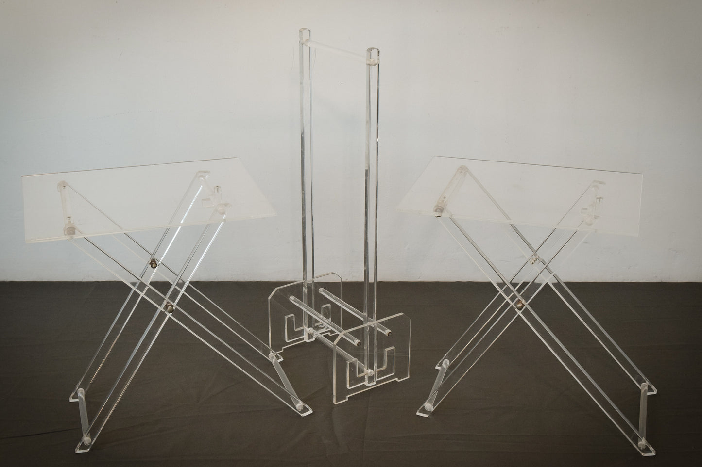 Mesas auxiliares de plexiglás plegables inusuales con soporte