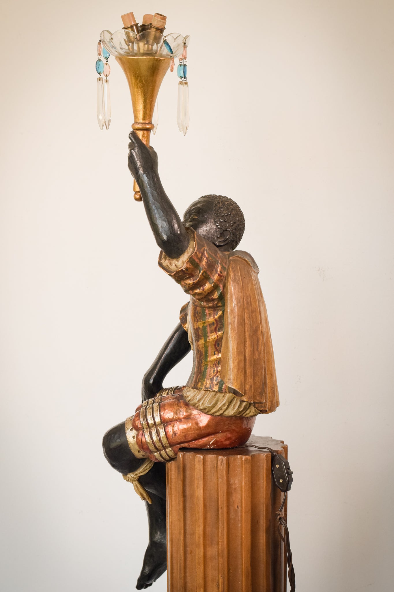 Candelabro policromado Blackamoor sobre una columna