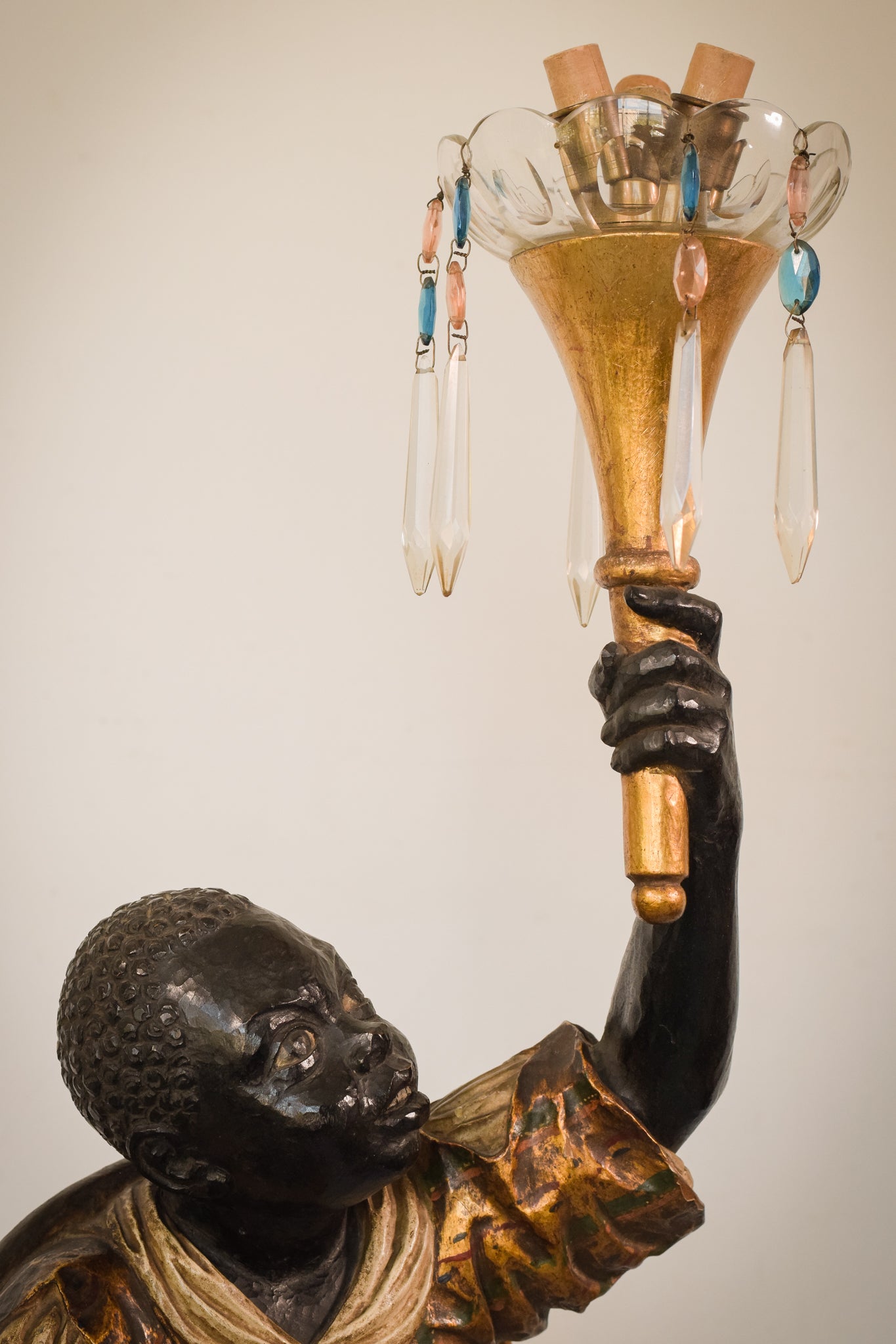 Candelabro policromado Blackamoor sobre una columna