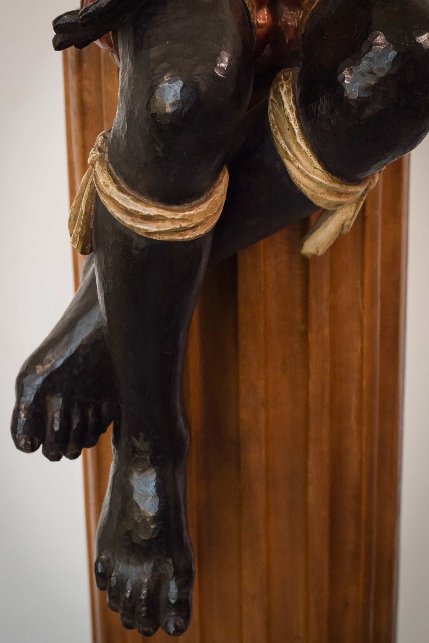 Candelabro policromado Blackamoor sobre una columna