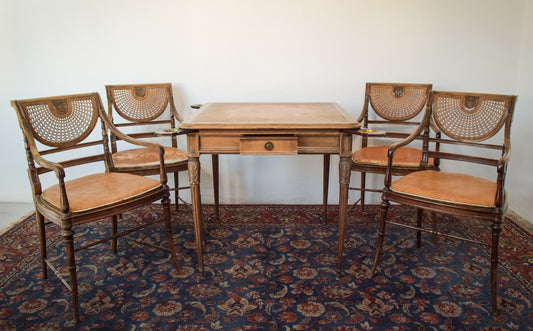 Elegante mesa de juegos vintage con cuatro sillas Bergere a juego