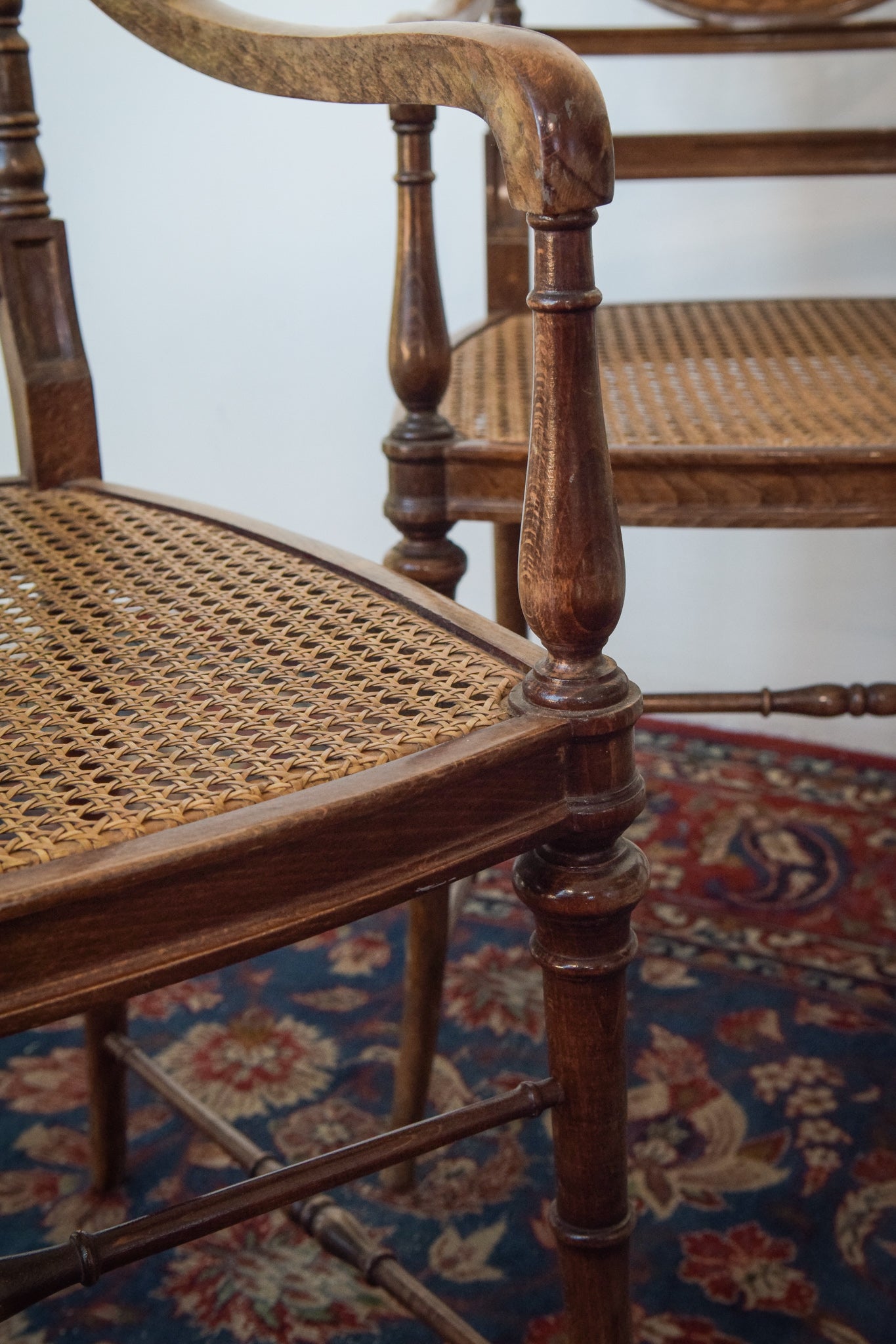 Elegante mesa de juegos vintage con cuatro sillas Bergere a juego