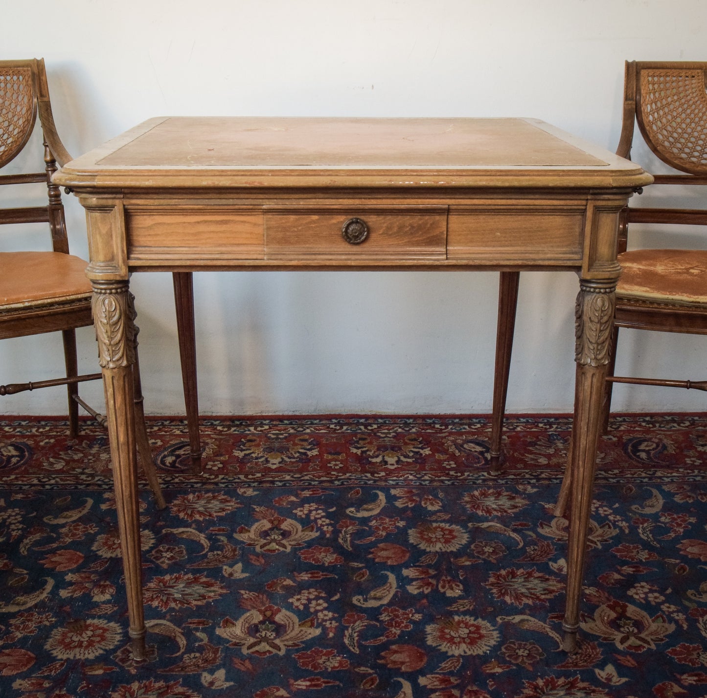 Elegante mesa de juegos vintage con cuatro sillas Bergere a juego