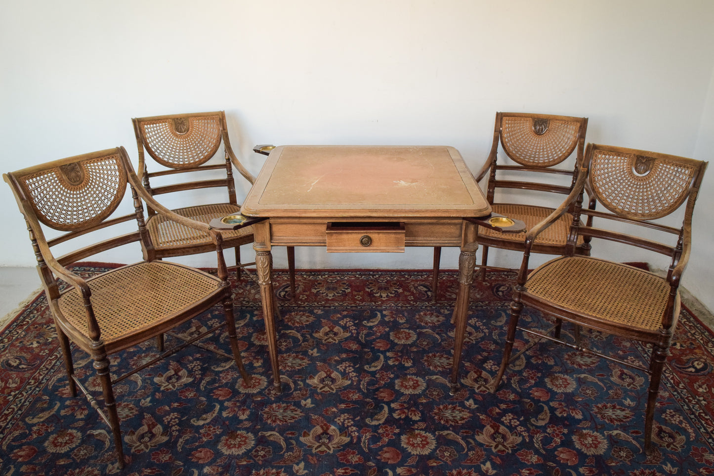 Elegante mesa de juegos vintage con cuatro sillas Bergere a juego