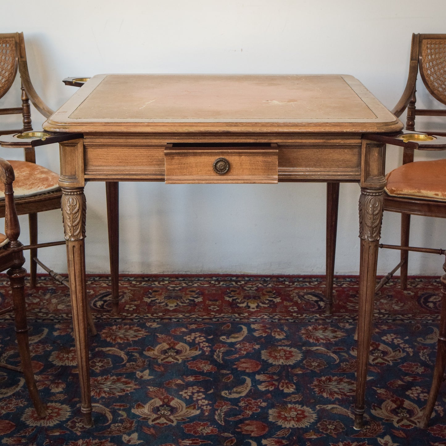 Elegante mesa de juegos vintage con cuatro sillas Bergere a juego