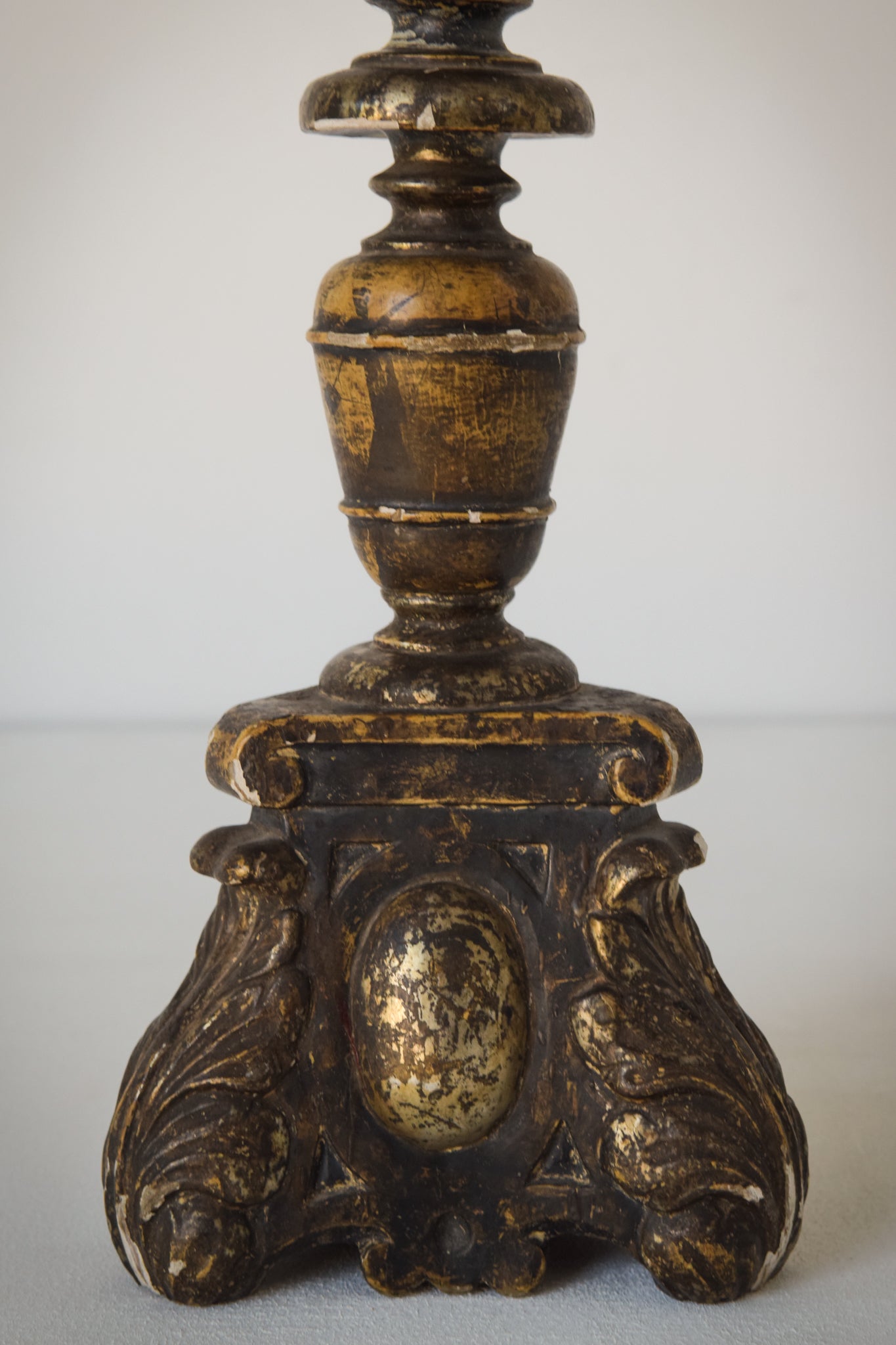 Candelero de madera dorada, siglo XVIII