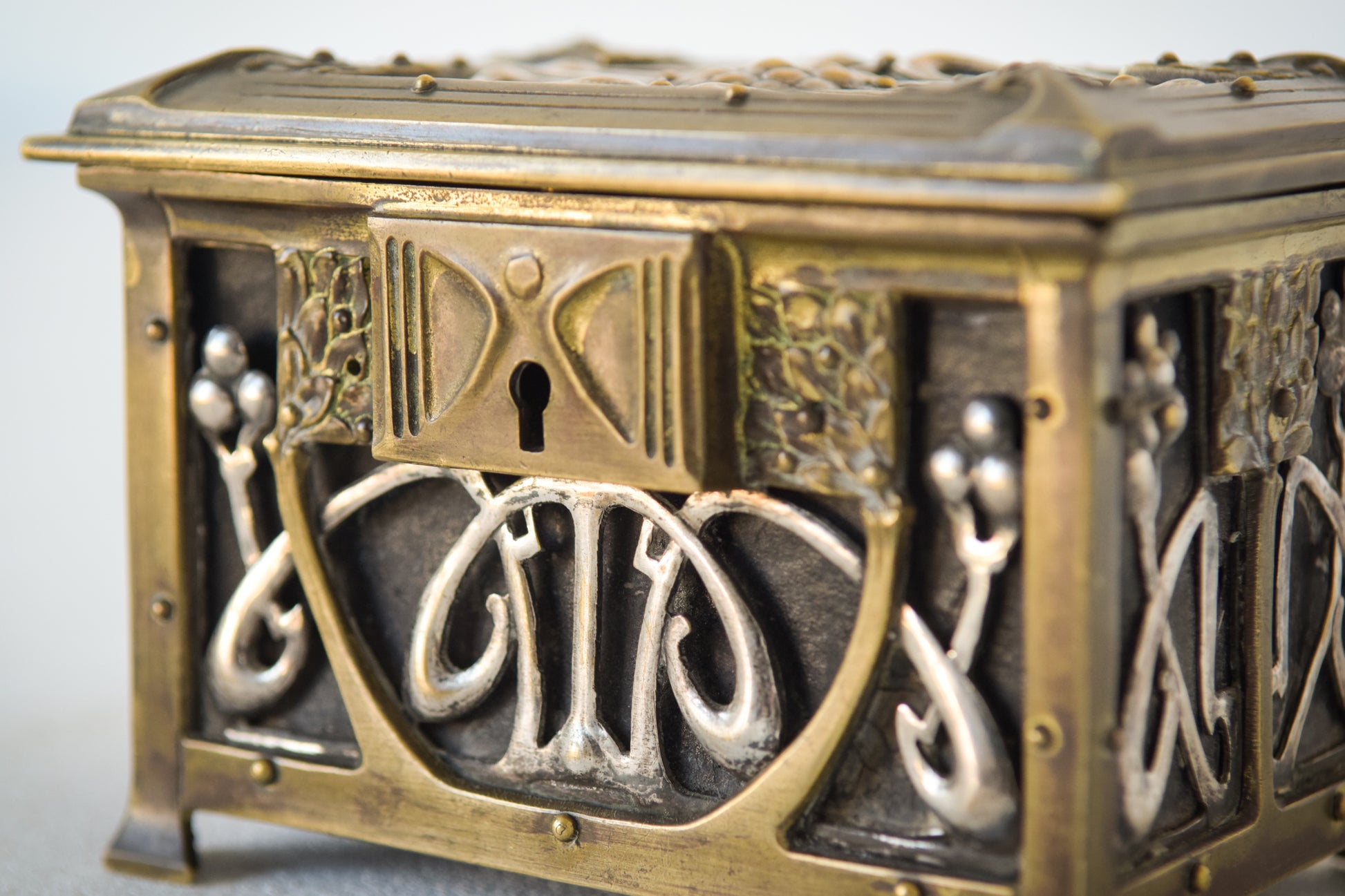 Early Art Nouveau Handmade Box in Brass and Silver_Detail
