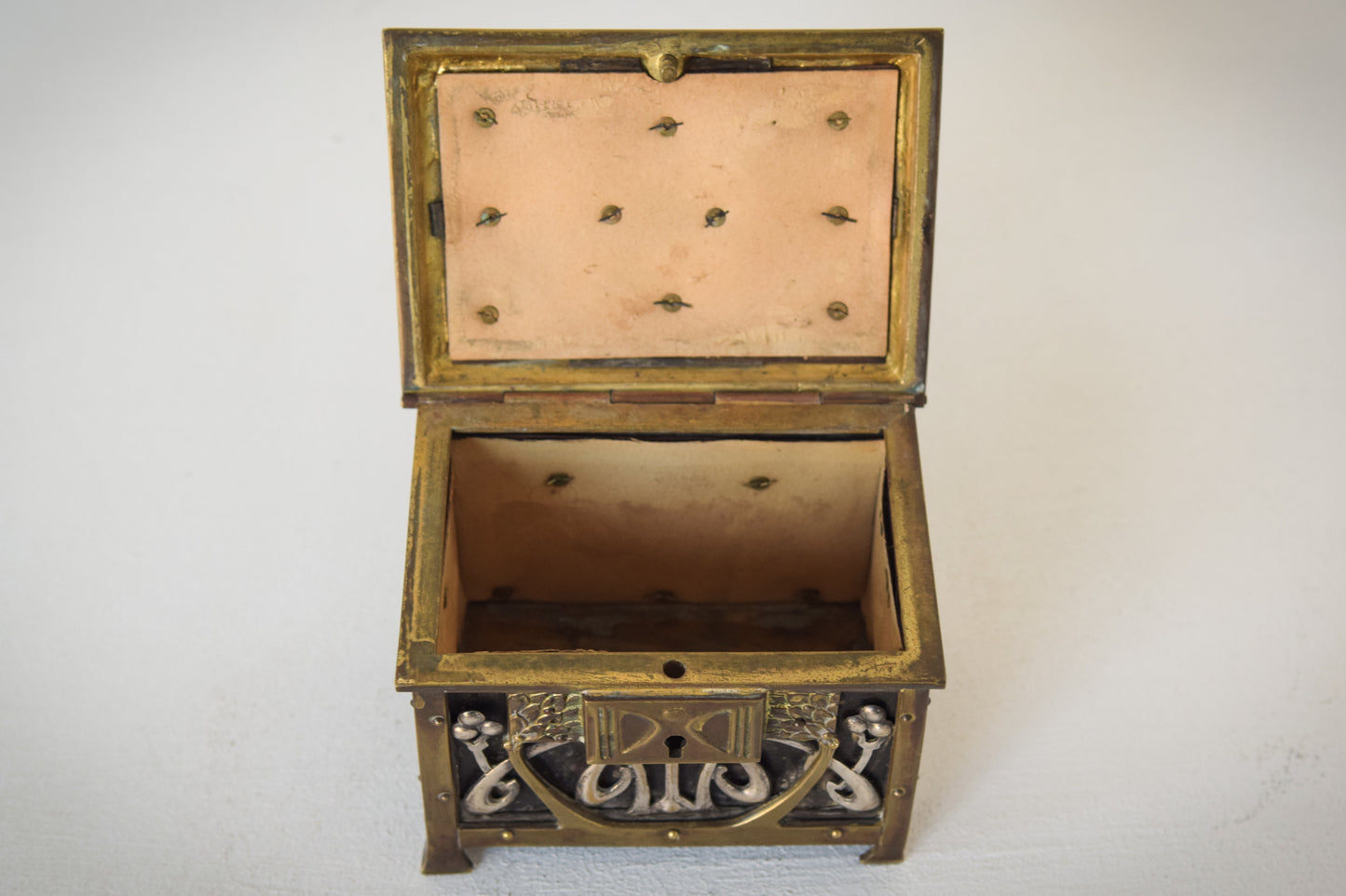 Early Art Nouveau Handmade Box in Brass and Silver_Open