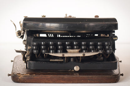 Máquina de escribir antigua con estuche