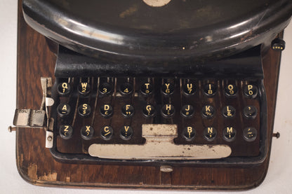 Máquina de escribir antigua con estuche