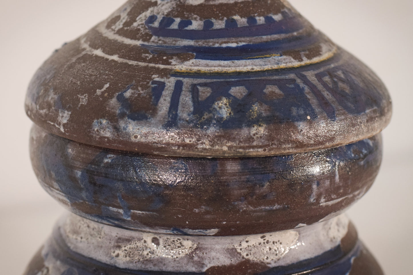 Tres jarrones de cerámica de arte de estudio firmados