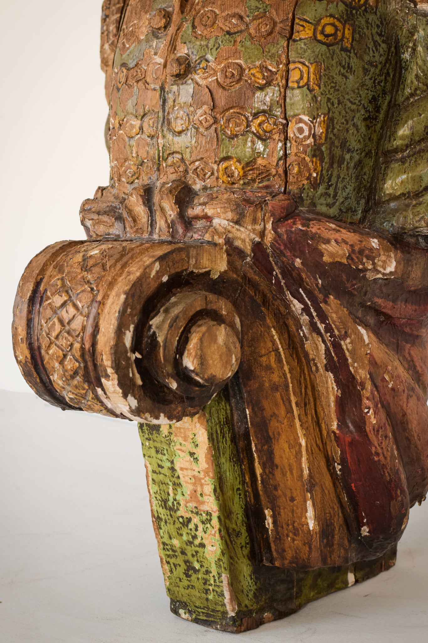 Mascarón de proa grande de madera tallada policromada