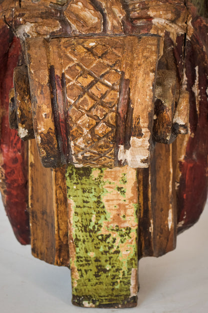 Mascarón de proa grande de madera tallada policromada