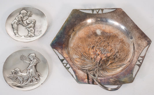 Tres platos de peltre Art Nouveau