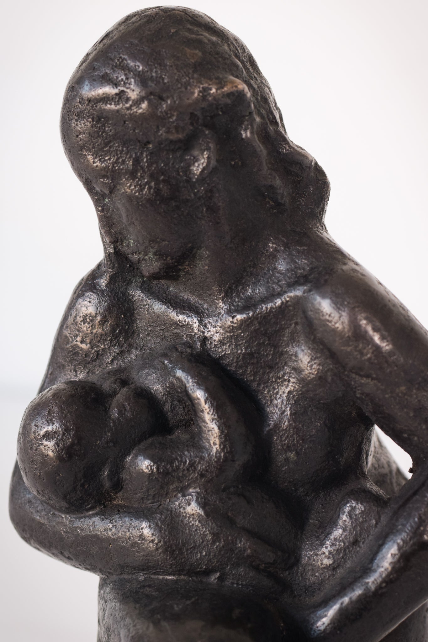 Bronce Madre alimentando a su hijo de Manuel Martinez Hugué, 1935