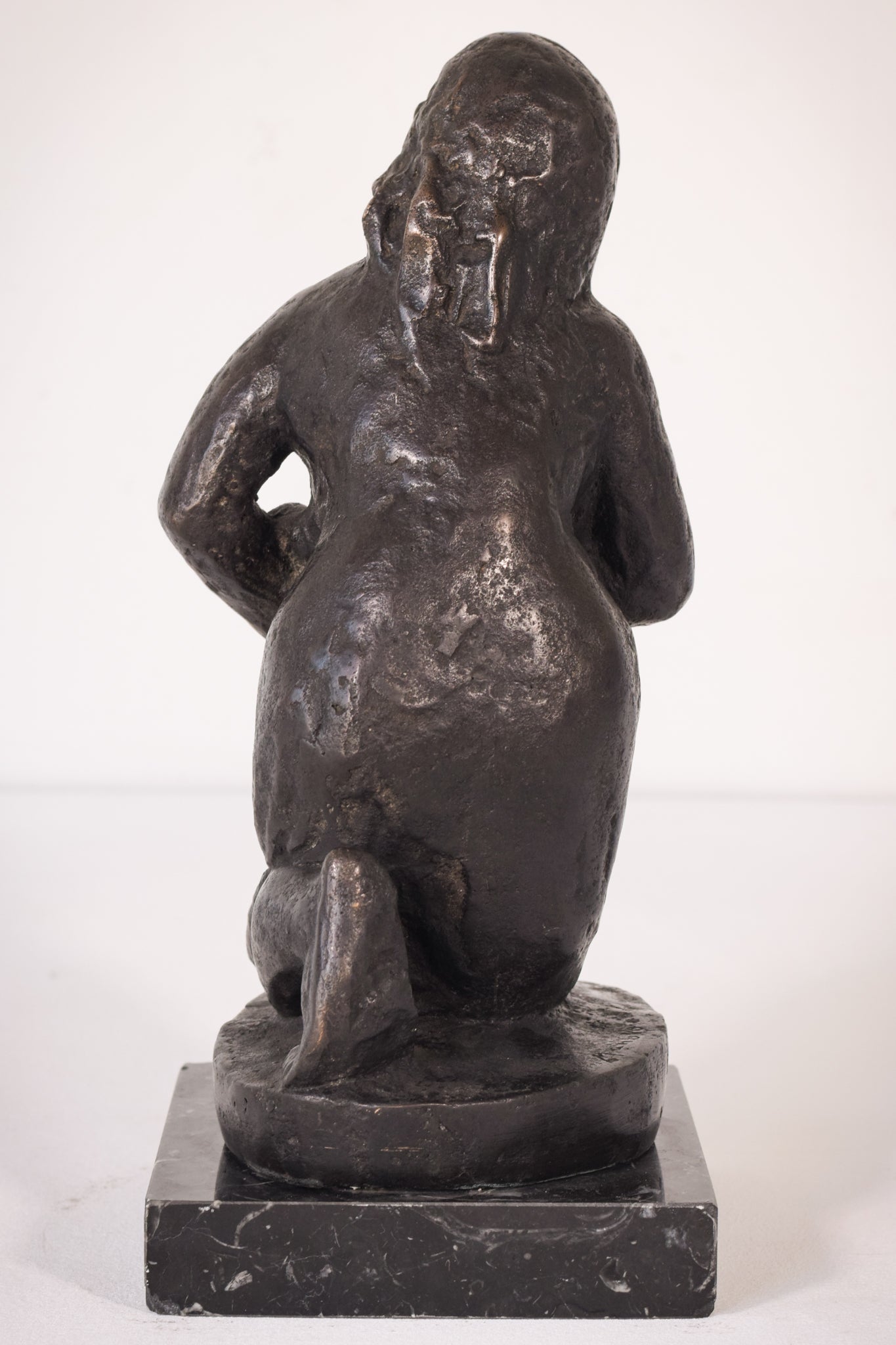 Bronce Madre alimentando a su hijo de Manuel Martinez Hugué, 1935