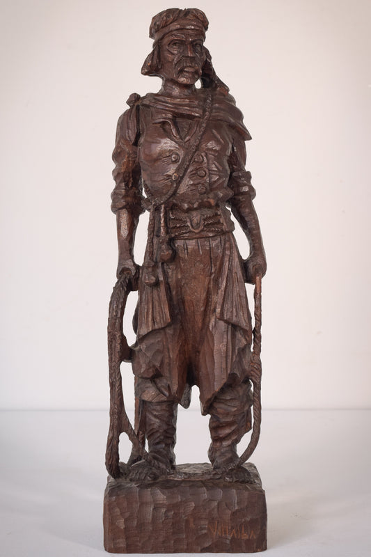Escultura de madera tallada a mano de una figura masculina