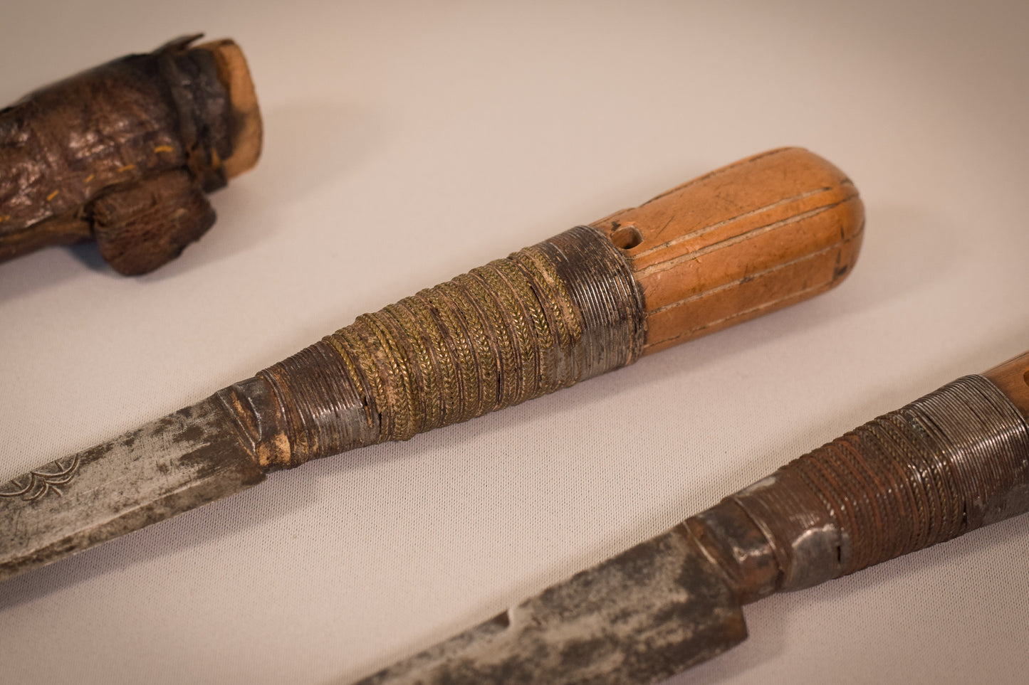 Early 17th or 18th century - Two hunting knifes or daggers one with leather sheaf