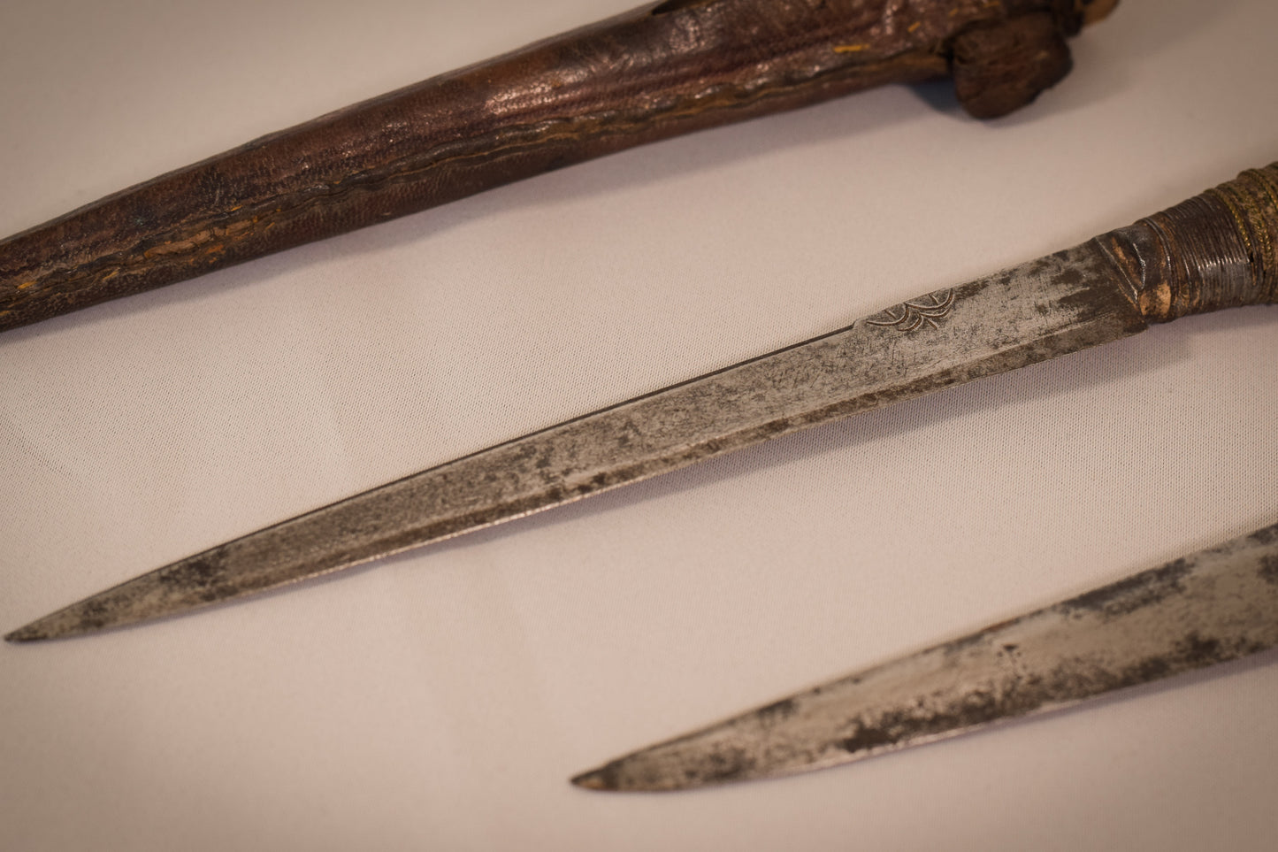 Early 17th or 18th century - Two hunting knifes or daggers one with leather sheaf