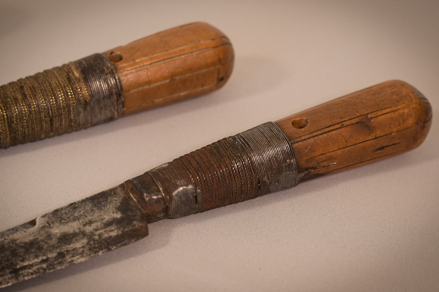 Early 17th or 18th century - Two hunting knifes or daggers one with leather sheaf