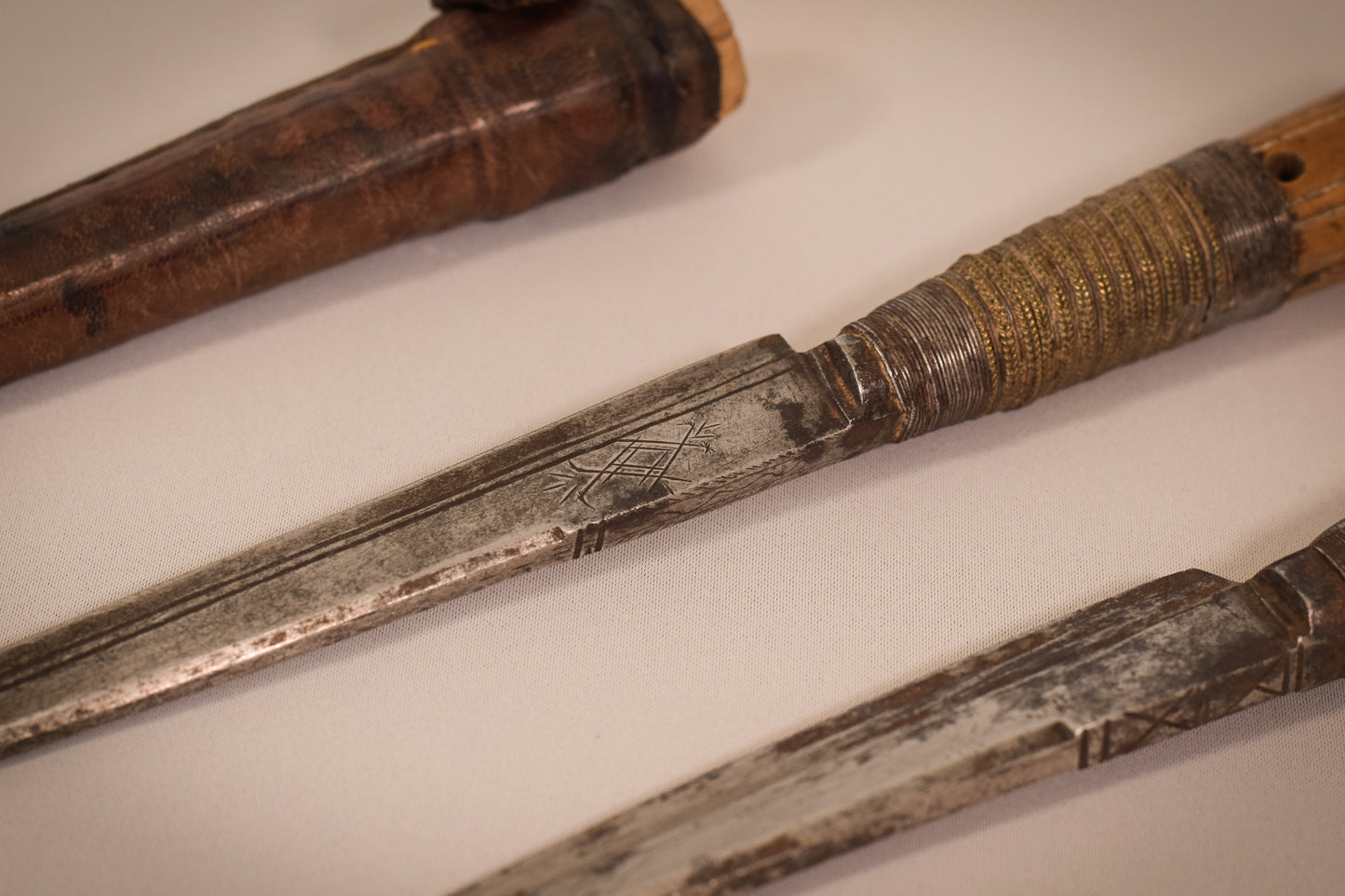 Early 17th or 18th century - Two hunting knifes or daggers one with leather sheaf