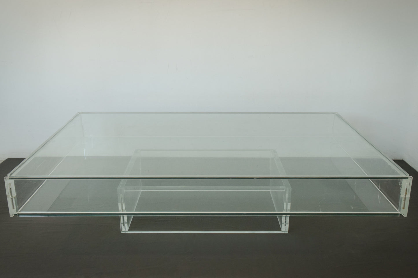 Gran mesa de centro modernista de los años 70 de cristal y metacrilato.