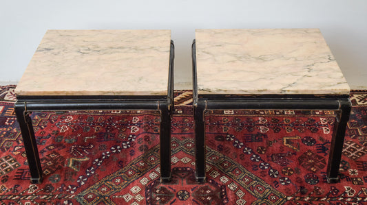 Pareja de mesas lacadas con tablero de mármol de los siglos XIX y XX